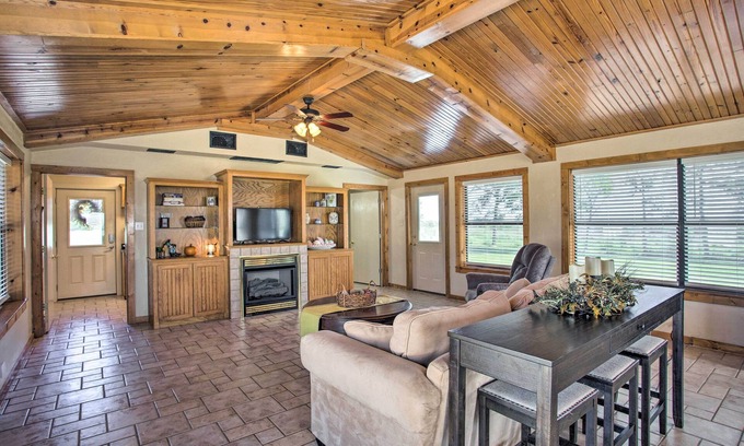Calera Cottage | Pet-Friendly Efficiency Cottage w/Pool!
