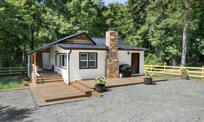 Hendersonville Other | Pet-Friendly Farmhouse w/Hot Tub, Fire Pit & Fishing Dock in Hendersonville