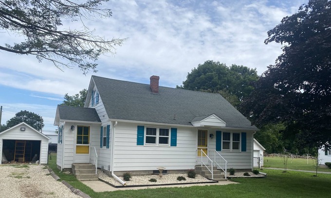 Milford House | Pet Friendly Fenced in Yard 2 Miles From DE TURF