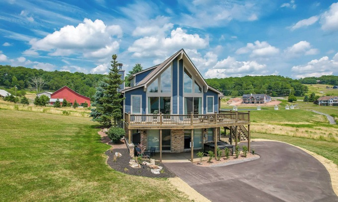 Waterfront Greens House | Pet friendly! Free golf and lake access! All new furnishings!