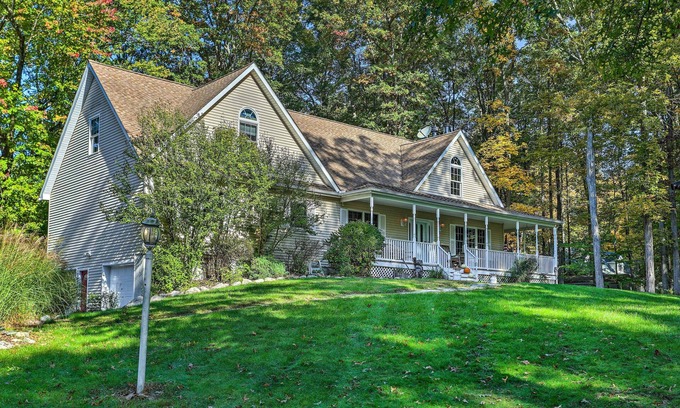Pine Bush House | Pet-Friendly Grand Pine Bush Retreat on 2 Acres!
