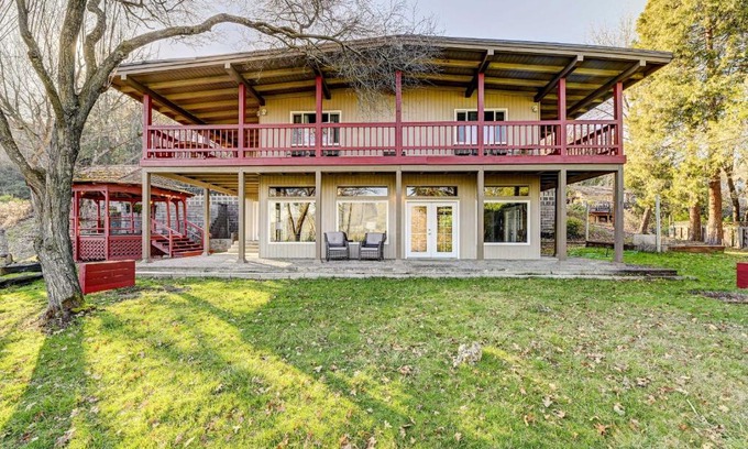 Grants Pass House | Pet-Friendly Grants Pass Home with Hot Tub!