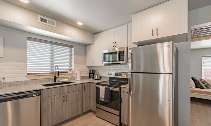 Rexburg Condo | Pet Friendly! Heart of Rexburg close to Jackson Hole,Yellowstone Nat park & BYUI