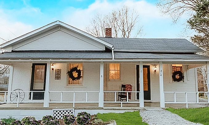 Nashville Cottage | Pet friendly historic home in Downtown Nashville!