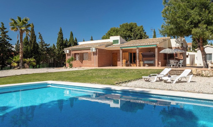 Hoya de los Patos Ski Chalet | Pet-Friendly Holiday Home 'Las Yucas rural house' with Mountain View & Wi-Fi