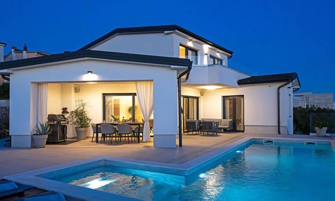 Smrika House | Pet friendly home in Smrika with WiFi