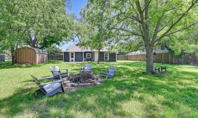 Aubrey House | Pet-Friendly Home w/1-Acre Yard in Aubrey