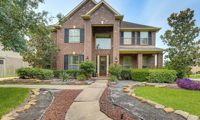 Iowa Colony House | Pet-Friendly Home w/Patio & Yard in Rosharon