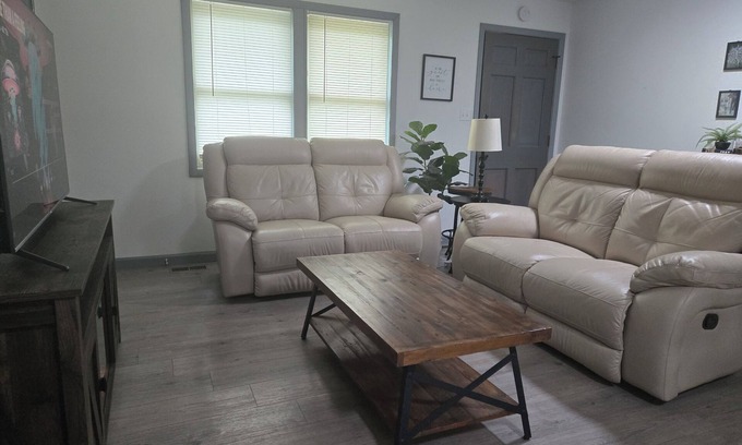 Crossville House | Pet friendly home & yard with pond, near golf
