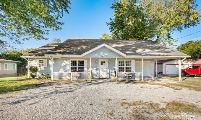 Beaver Shores House | Pet-friendly Lake Bungalow - 3 blocks to Beaver Lake