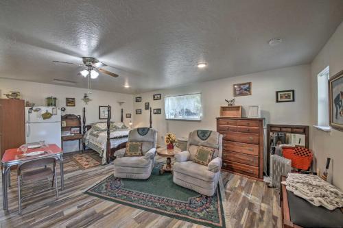Libby Apartment | Pet-Friendly Libby Cottage with Mountain Views!