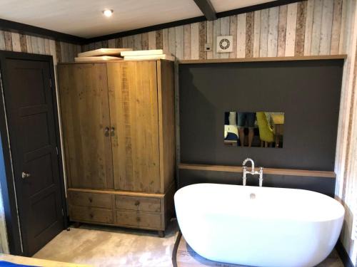 New Forest District House | Pet Friendly Lodge - Sleeps6 - Long Stay Discount