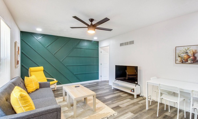 Lenexa Condo | Pet-Friendly Overland Park Condo with Pool Access!