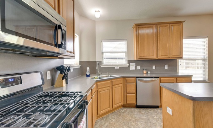 Pearland House | Pet-Friendly Pearland Home w/Yard, Near Houston!