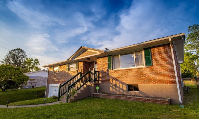 Summerlee House | Pet Friendly*Pool Table*Heated Patio Green Door Getaway @ New River Gorge NP
