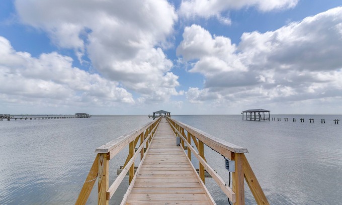 Lakeview  Jefferson County House | Pet-Friendly Port Arthur Retreat w/Fishing Pier!