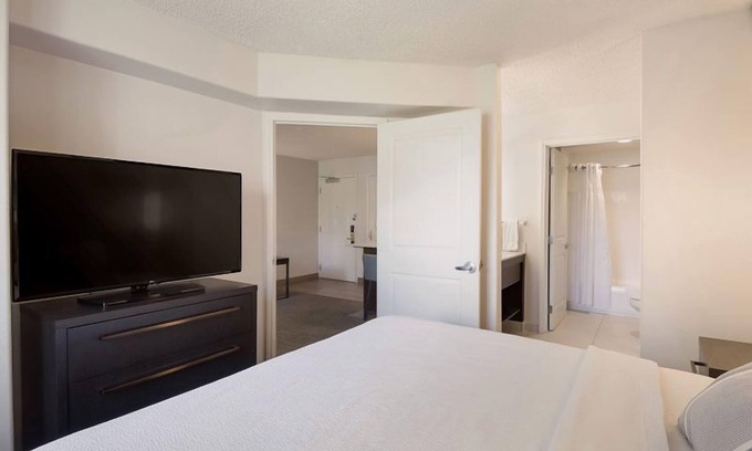 Reno/Tahoe Airport Hotel | Pet-friendly Property! w/Full Kitchen, Onsite Parking, FREE Breakfast!