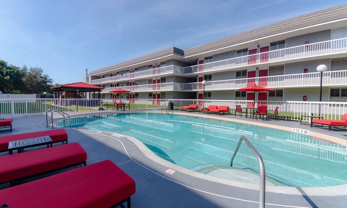 Ocala Hotel | Pet-friendly Property with Free Parking and Free Breakfast, Seasonal Pool