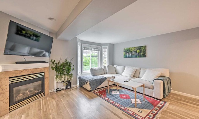 Licton Springs House | Pet-Friendly Seattle Townhome Less Than 1 Mile to Lake!