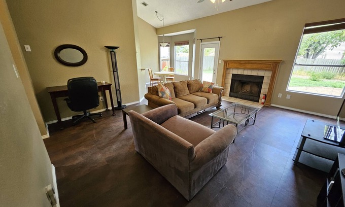 Wells Branch House | PET FRIENDLY Spacious 2 Bedroom House in N. Austin w/large yard near the Domain