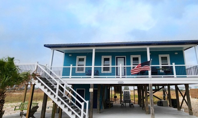 Fort Morgan House | PET FRIENDLY: Steps to the Gulf! 2nd tier beach house 3BR/2BA