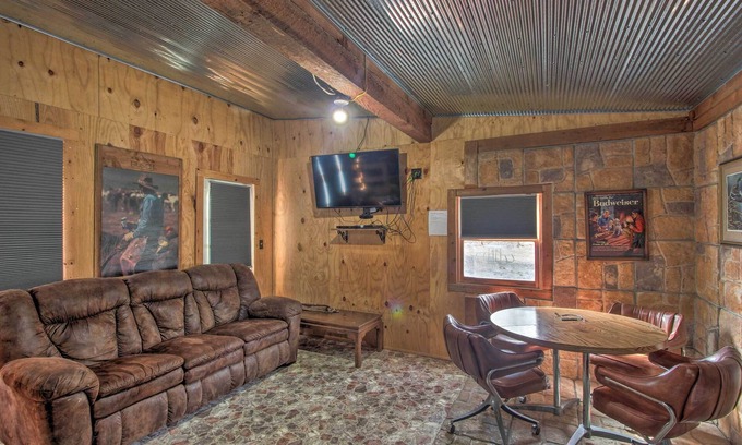 Dawn Apartment | Pet-Friendly Vacation Rental in Braymer!