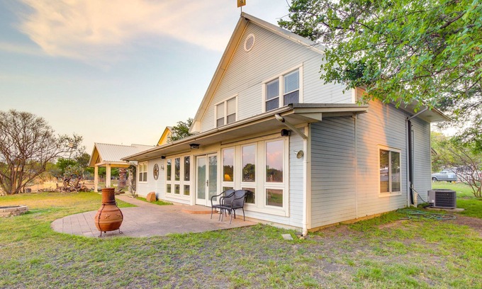 Tow House | Pet-Friendly Vacation Rental in Texas!