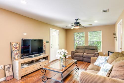 Bloomington House | Pet-Friendly Victoria Home - Kayak, Fish and Golf!