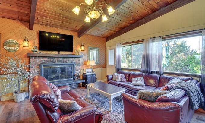 Ocean Shores House | Pet-Friendly Washington Retreat w/Hot Tub & Deck!