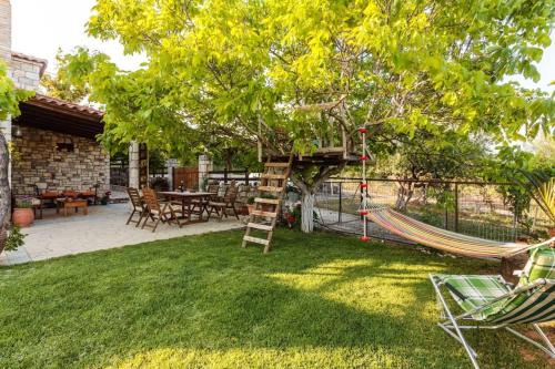 Messini Apartment | Petalidi Stone House with garden near the beach