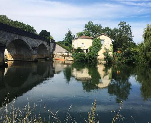 Saint-Meme-les-Carrieres Bed & Breakfast | Petit Boudoir The Riverside Retreat