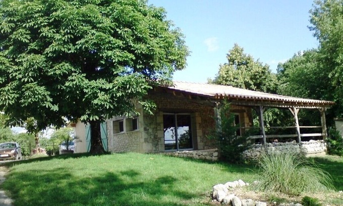 Monsaguel House | Petit Pech Bouquet: stone cottage on a hill overlooking the valley