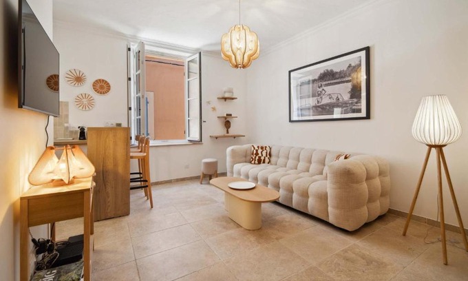 Old Town Apartment | Petit Saint-Jean l Old Village l Shellter Rentals