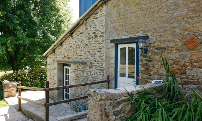 Cleguerec Cottage | Petite house 'Bakehouse' with shared pool, shared terrace and Wi-Fi