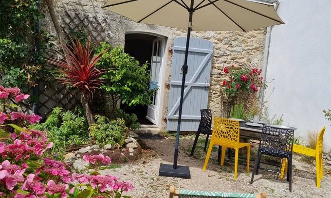 Treffiagat House | Petite Maison de Pêcheur à 10 m de la Plage, Avec Jardin Clos