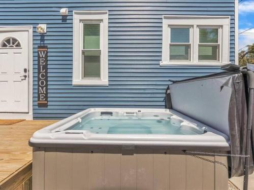Bay City Apartment | Pets, Big Groups Welcome: HotTub, Firepit, Grill