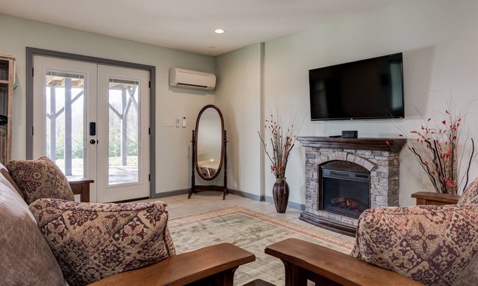 Candler Apartment | Pets welcomed, fully fenced in yard. Beautiful 1BR suite w full kitchen, WI-FI