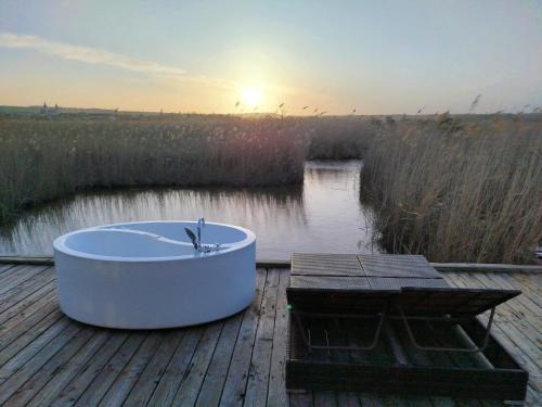 Rust House | Pfahlbau Sunset II Toplage inklusive Elektroboot