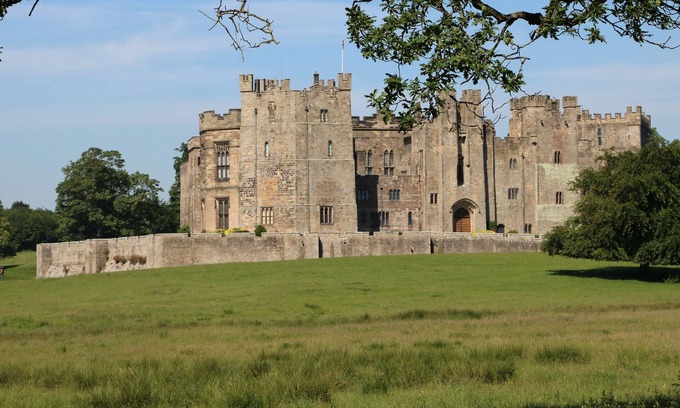 Bowes Cottage | PHEASANT, romantic, with hot tub in Bowes
