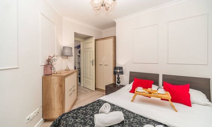City Centre Apartment | Piasek Apt - Top Location, Patio, Tram&Bus nearby - by Rentujemy