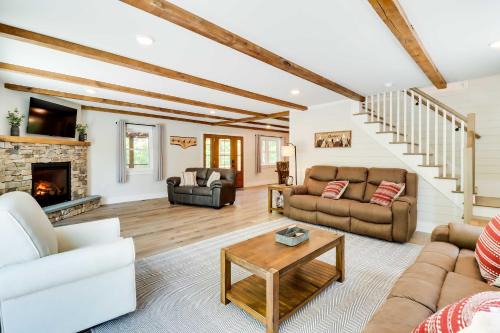 Potts Grove House | Pickleball Court and Fire Pit Milton Cabin!