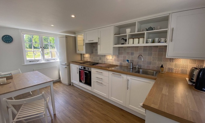 Plumpton Green Cottage | Picturesque country cottage in quiet rural setting close to South Downs