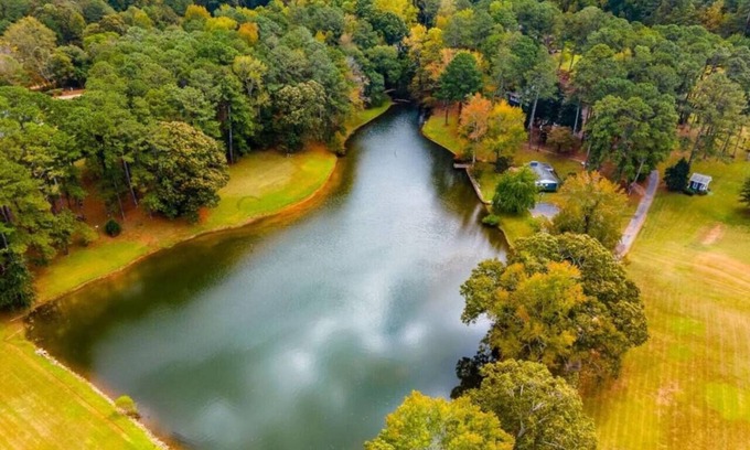 Hampton House | Picturesque Lakeside Luxury: Perfect Lush Getaway