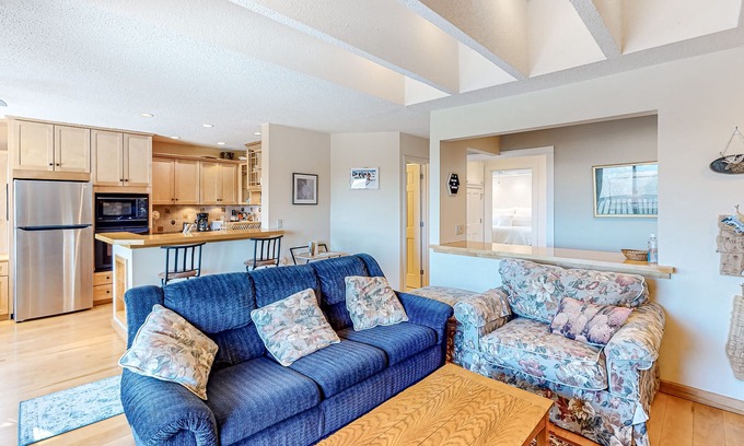 Waitsfield Condo | Picturesque mountain view condo with fireplace, balcony, deck, pool, & kitchen