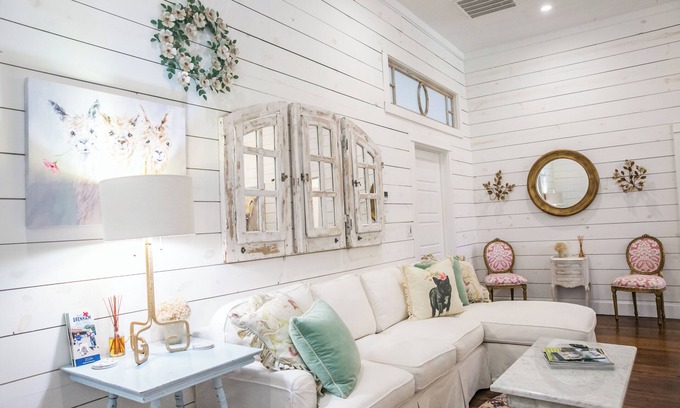 Burton House | Pigs Fly in Burton just minutes to Round Top Antiques Shopping and Dining