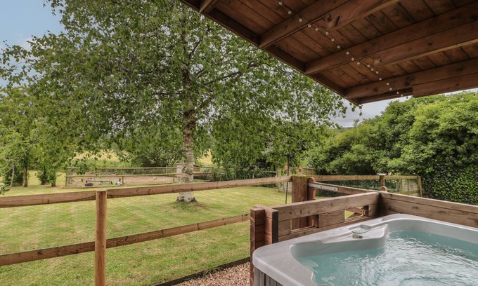 Halberton House | PIGSFOOT LODGE, pet friendly, with hot tub in Halberton, Devon