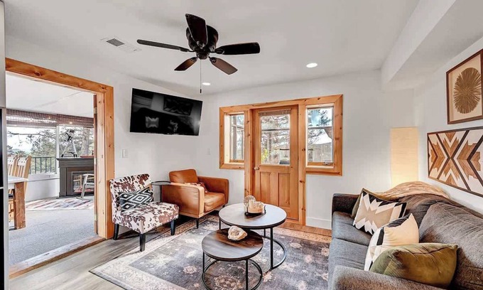 Richmond Hill Corridor House | Pike’s View Guesthouse-Mountain Cabin+Views+Serene