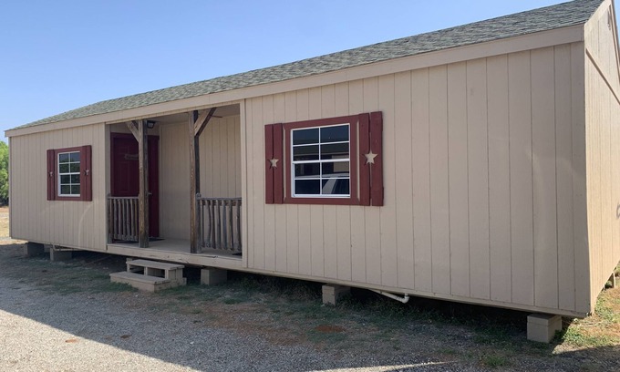 Carrizo Springs Cabin | Pilon cabin. Comfortable quiet cabin 8 miles outside Carrizo Springs
