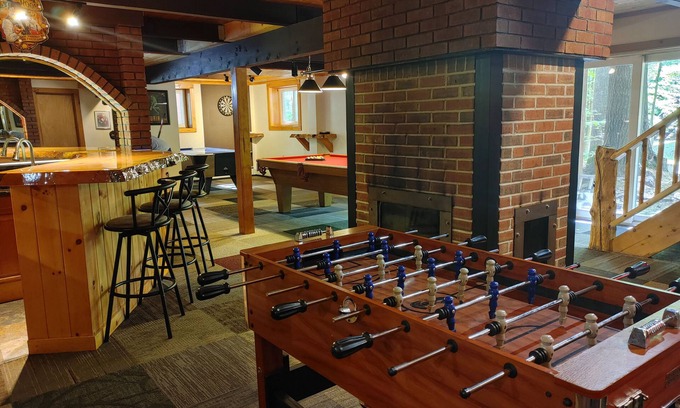 North Conway House | Pine Brook Lodge: pool table, AC, sauna, fireplaces, internet, bar, walk to town