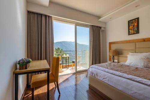 Kumarhatti House | Pine Maderas by Embrace